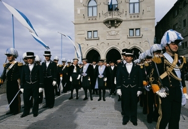 Die Capitani Reggenti vor dem Regierungsgebäude